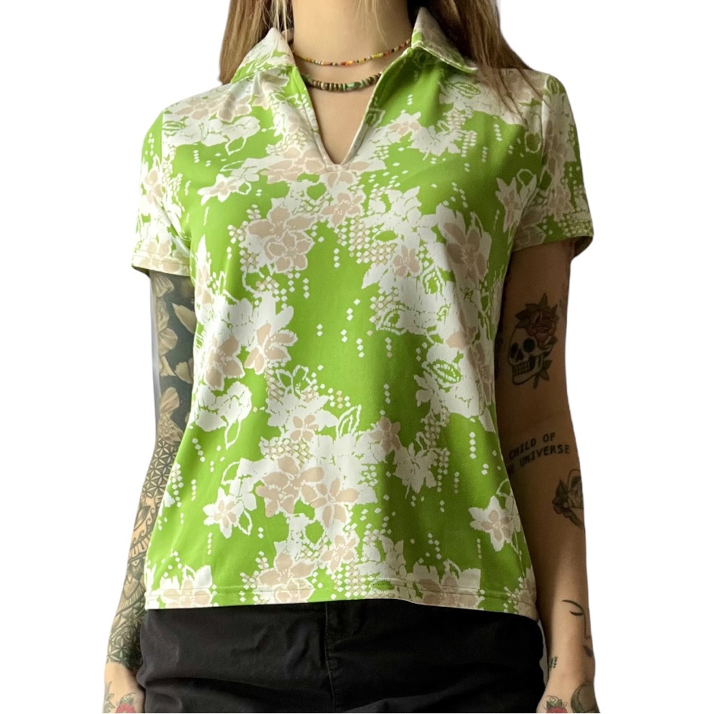 green floral collared shirt • size medium 🌿🕊️